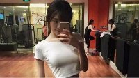 轻松一刻：姑娘都喜欢去健身房自拍？