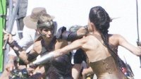 《神奇女侠》最新片场照 二女持剑激斗