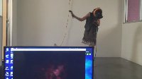 少女玩《丧尸》VR游戏被吓坏 手舞足蹈无处躲