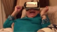老太太体验VR版《侏罗纪公园》 吓到崩溃惊声尖叫