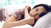 轻松一刻：女生在床上都这么自拍？