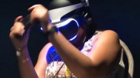 妹子试玩《生化危机7》VR版 吓到崩溃大呼上帝