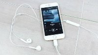 iPhone 7新Lightning耳机演示 iPhone6通用颜值相似