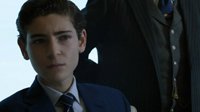 《哥谭》第三季新片段曝光 少年蝙蝠侠单挑董事会