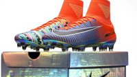 Nike推出《FIFA》主题限量球鞋 五彩斑斓异常花哨