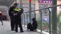 女子玩《LOL》输了之后崩溃 爬上天桥大哭引来警察