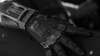 《金刚狼3》曝反派机械臂海报 金属之间的对决
