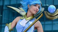 《LOL》元素使拉克丝COS集 世界各地美女谁最养眼？