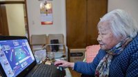 杭州93岁老奶奶爱玩网游 与互联网结缘已逾20年