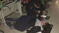 男子网吧倒地吐血：快扶我起来 这局要赢了