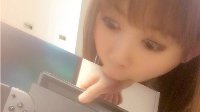 《塞尔达》发售玩家喜不自胜 日本女星抱舔游戏盘