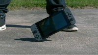 虐机达人狂摔Switch新机 手柄纷飞屏幕就是不碎