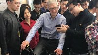 苹果CEO库克造访ofo总部 面带微笑试骑小黄车