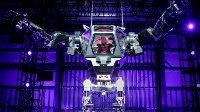 亚马逊CEO试驾世界首款载人机器人 高达梦指日可待