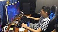 丁俊晖现身网吧玩《Dota2》 碾压对手还要虐泉