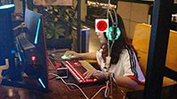 LOL国服女玩家边输液边Carry 为了不坑队友也是拼了