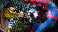 《蜘蛛侠：英雄归来》新剧照 反派神秘武器暴揍小虫
