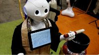 和尚紧缺日本研究出超度机器人 诵经敲鼓主持仪式
