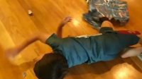 父亲送儿子Switch当生日礼物 小男孩兴奋到原地打滚