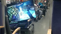小伙搬电视机上火车打PS4引围观 还带同车人一起玩