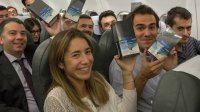 西班牙航班200名乘客获赠Note8 三星营销免费送 