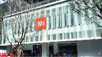 华为余承东现身小米之家旗舰店 与店员相谈甚欢