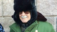 94岁的斯坦李中国爬长城 老爷子绿色军大衣接地气