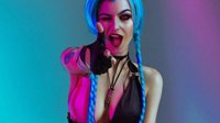 乌克兰小姐姐COS《LOL》金克丝 谁说暴走萝莉是平胸