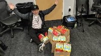 友爱电竞圈 狂欢队为神枪手队教练庆生送麦当劳