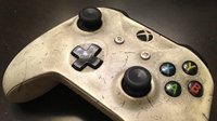 玩家从火灾里抢救的Xbox手柄变成废土风 竟然还能玩
