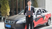 刘强东西装革履再当快递员 为自家奢侈品配送代言