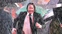 《疾速追杀3》新片场照曝光 里维斯与狗雨中疾走