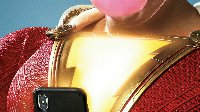 DC电影《沙赞》比利造型首曝 胸悍男神玩手机吹泡泡