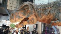 伦敦街头突现巨型恐龙 电影道具完全以假乱真