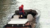 福瑞局长现身《蜘蛛侠2》片场 与小虫在威尼斯开船