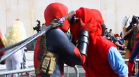 漫迷COS死侍大闹NYCC 狂吻蜘蛛侠疯狂揩油