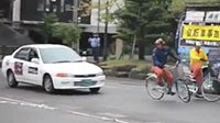 日本硬核教育 特技演员用生命演示自行车交通安全