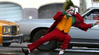 DC电影《小丑》新片场照 丑爷街头欢乐狂奔惨被车撞