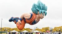《龙珠》悟空巨型气球亮相感恩节游行 高达56英尺
