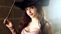 突破次元的诱人曲线 性感女主播玩COS衣服都包不住