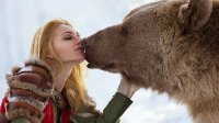美女与野兽现实版 俄妹子拍写真冰天雪地与熊拥吻