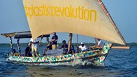 这艘船由破拖鞋和垃圾制成 航行大海为提醒人们环保