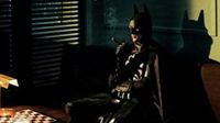 夜店闷酒角落抽烟 艺术家畅想蝙蝠侠的日常消遣