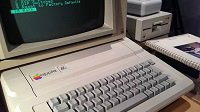 网友翻出了30年前的Apple IIe电脑 居然还能玩游戏