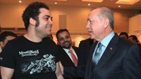 土耳其总统手拿《骑马与砍杀》游戏 合影Taleworlds总监