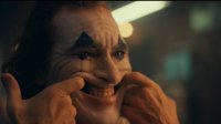 《小丑》真人电影首曝预告！DC疯子大战蝙蝠侠父子