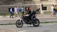 《黑寡妇》电影片场视频曝光 被人追逐骑摩托狂飙