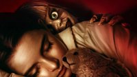 恐怖片《安娜贝尔3》吓人海报 鬼娃娃睡在萝莉身后