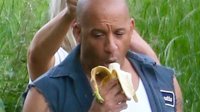 《速度与激情9》首曝片场照 范迪塞尔吃香蕉、带娃