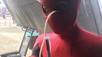 《蜘蛛侠：英雄远征》片场荷兰弟用眼睛喝水 拿鼻子玩手机
